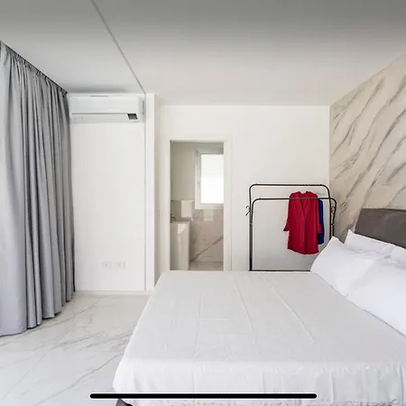 Pensionat Leonida's Pool And Jacuzzi 4*