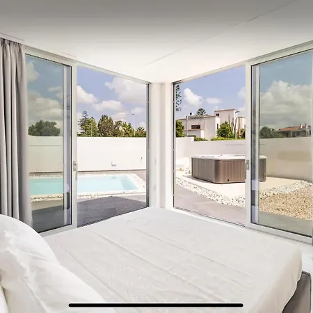 Leonida's Pool And Jacuzzi Guest house