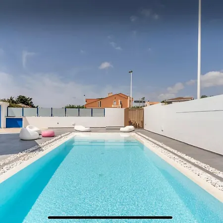 Maison d'hôtes Leonida's Pool And Jacuzzi Quartu SantʼElena