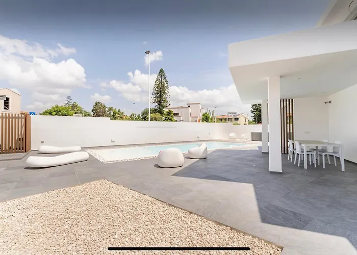 Leonida's Pool And Jacuzzi Konukevi Quartu SantʼElena