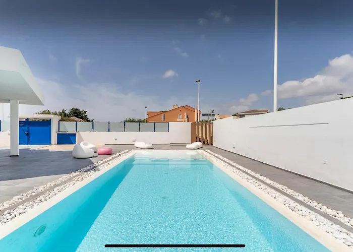 Konukevi Leonida's Pool And Jacuzzi Quartu SantʼElena